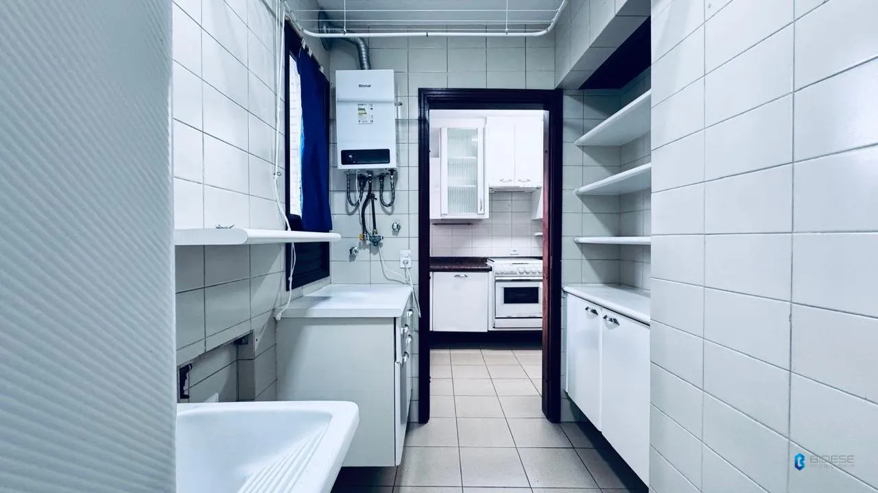 Bathtub in a one-bedroom apartment, 89 m² — photo 16