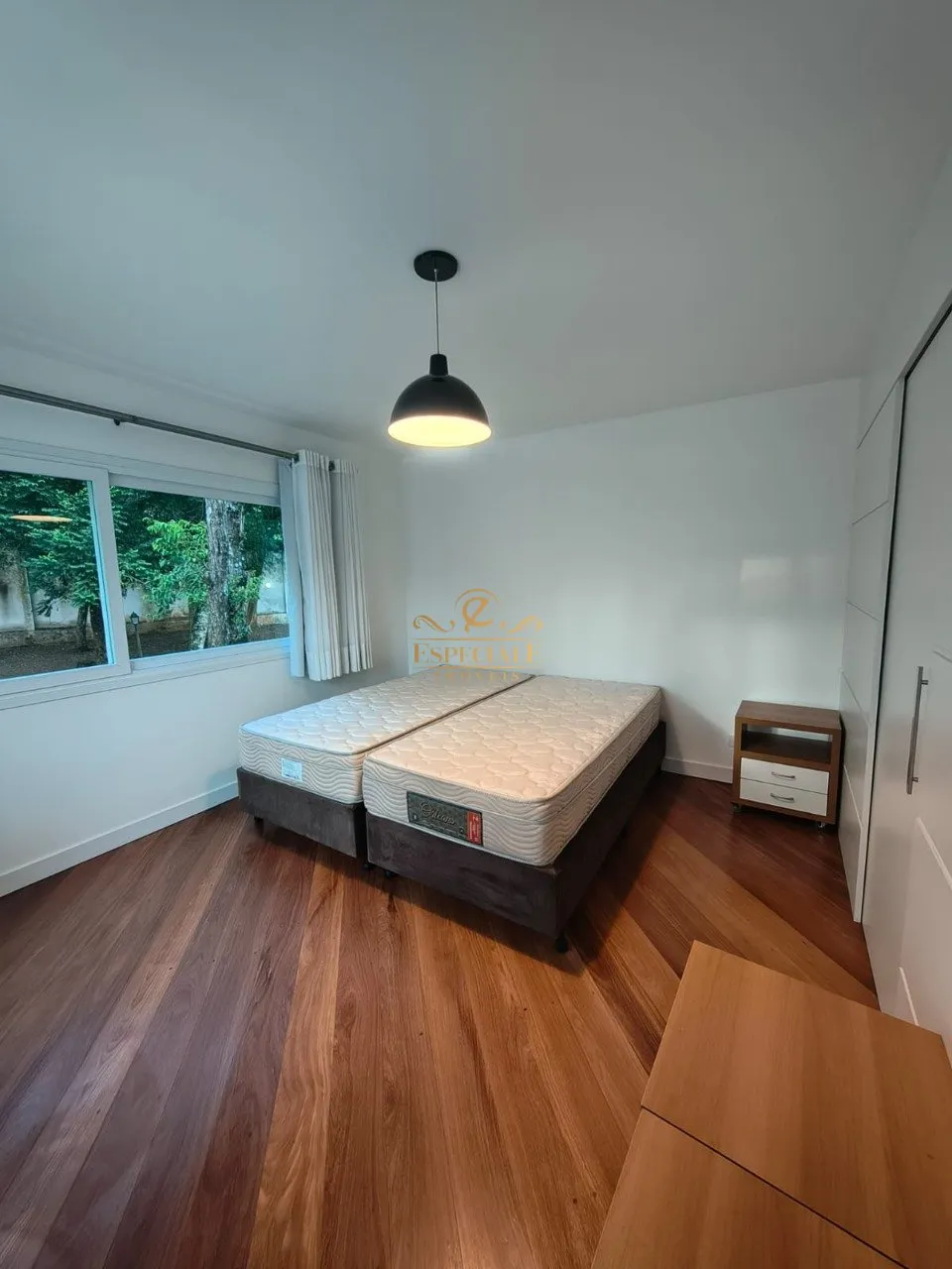 House with 5 bedrooms and a modern open-plan kitchen — photo 20