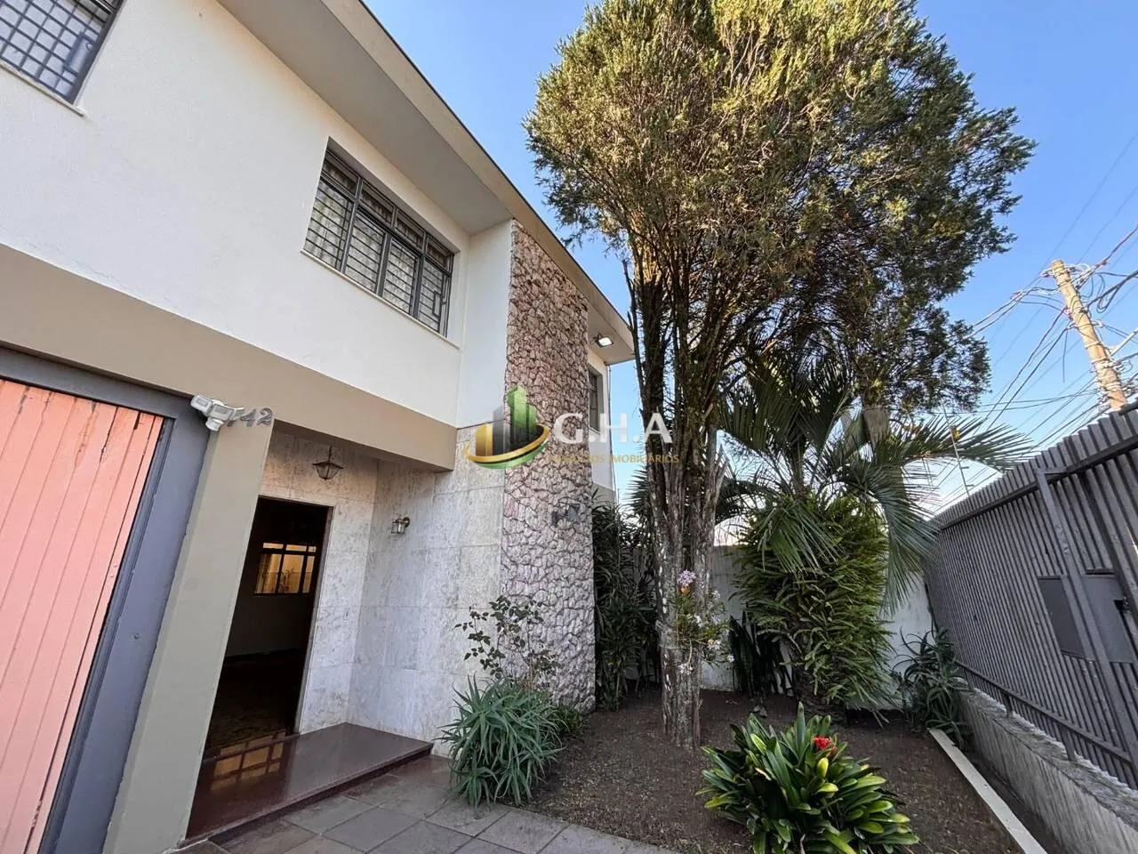 House, 368 m², with wood or laminate floors