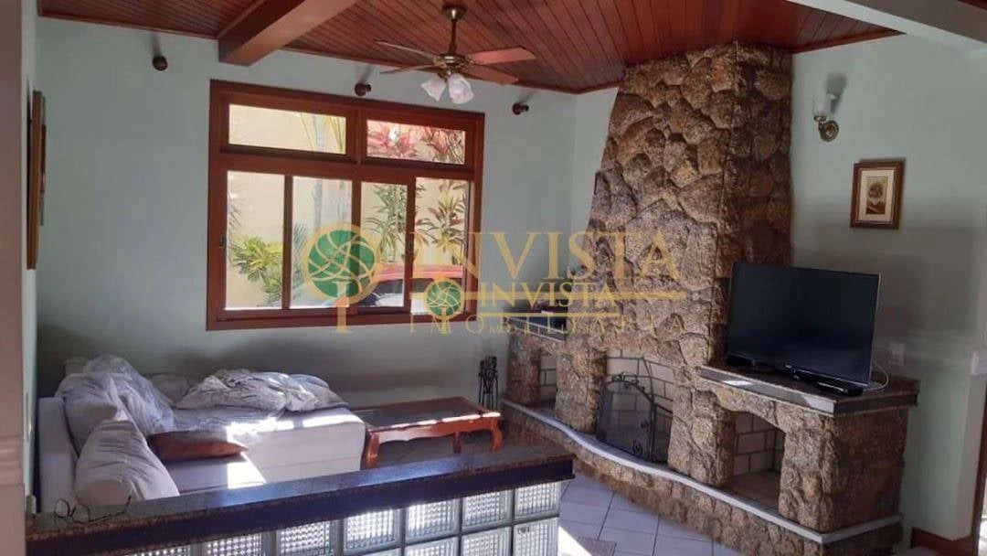 Two-storey house with 5 bedrooms and 420 m²