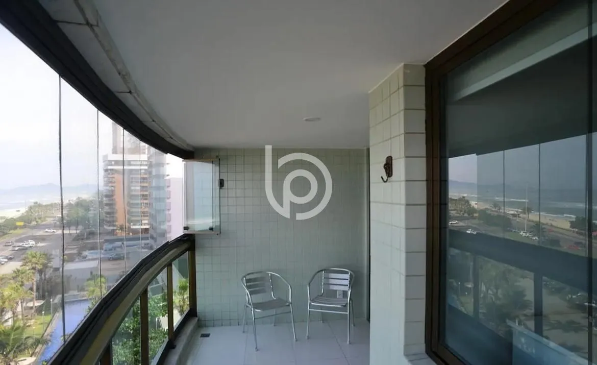 Furnished 1-bedroom apartment with glass-enclosed balcony — photo 7