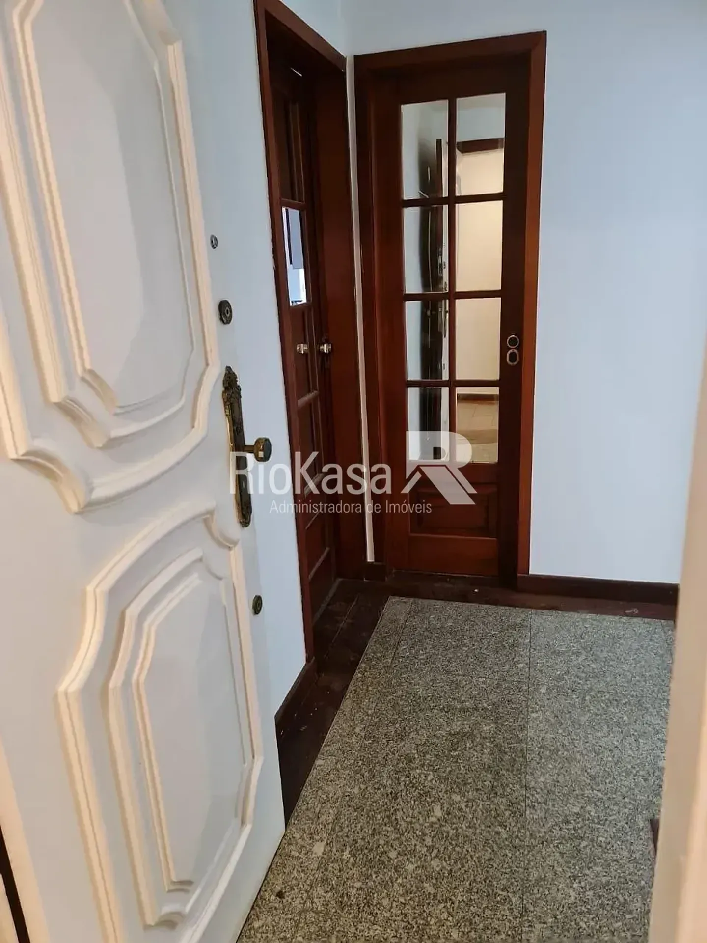 4-bedroom apartment in a building with a pool — photo 26