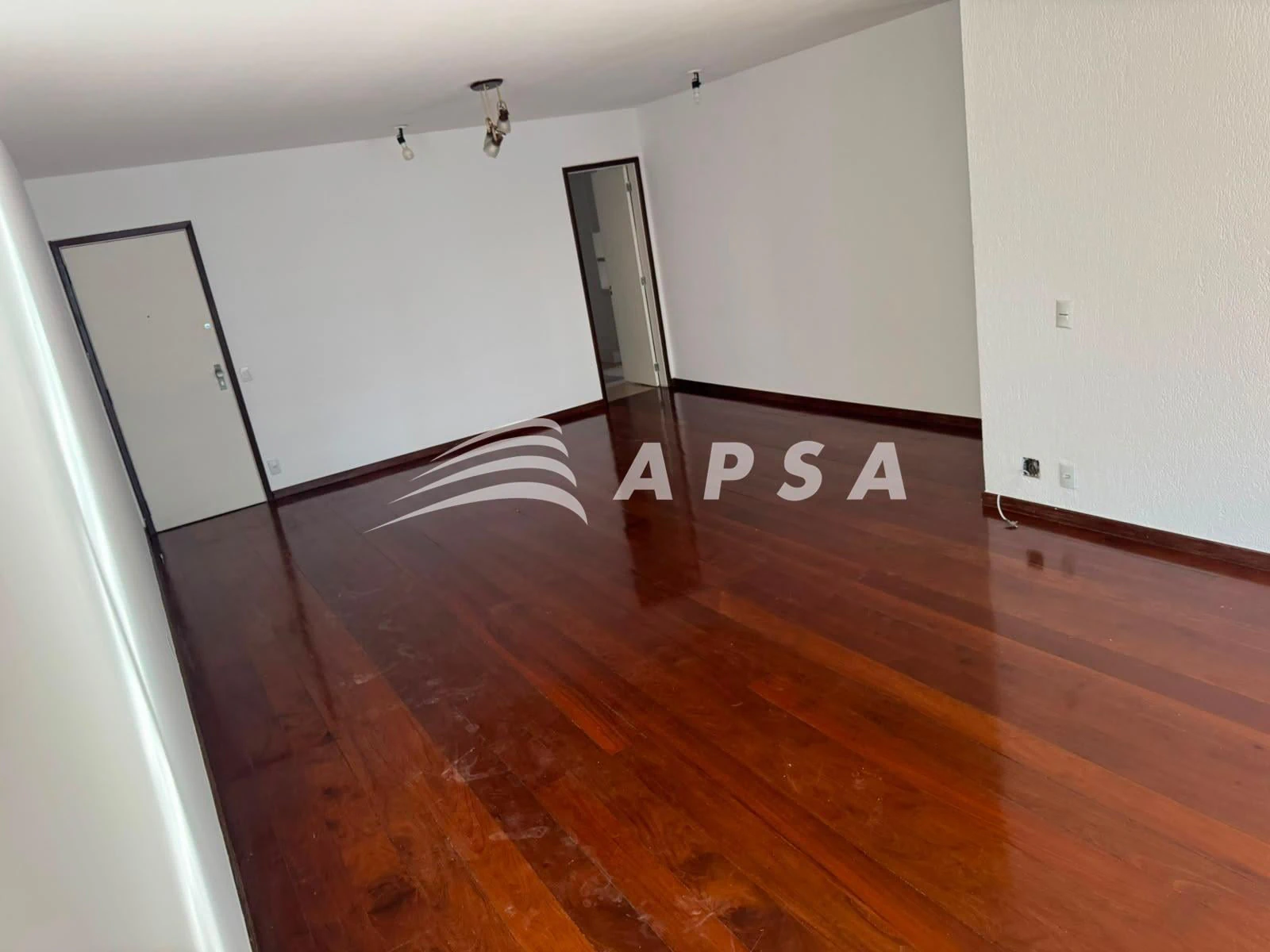 141 m² apartment with 4 bedrooms and enclosed balcony — photo 10