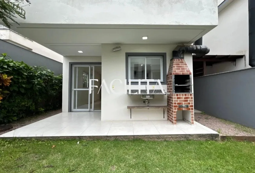 Casa com 3 quartos e cozinha americana com fogão — photo 23