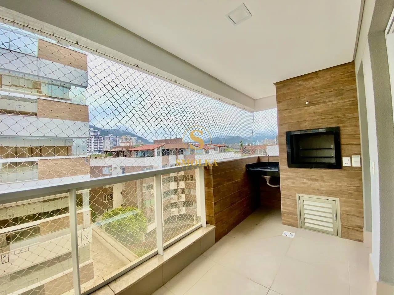 Balcony with a grill in a 2-bedroom apartment, 75 m² — photo 14