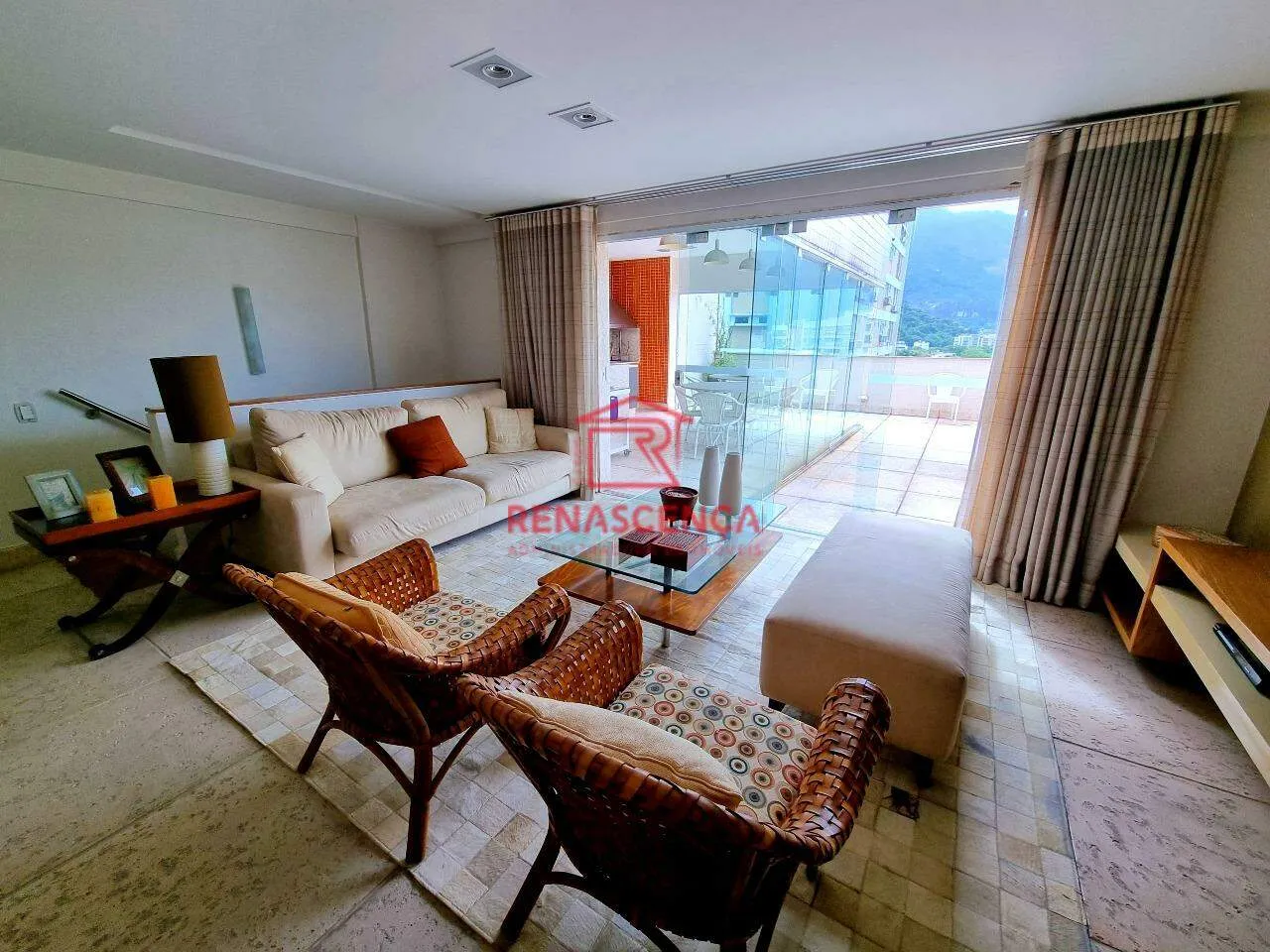 Apartamento mobiliado com 3 quartos, 4 banheiros e 2 vagas