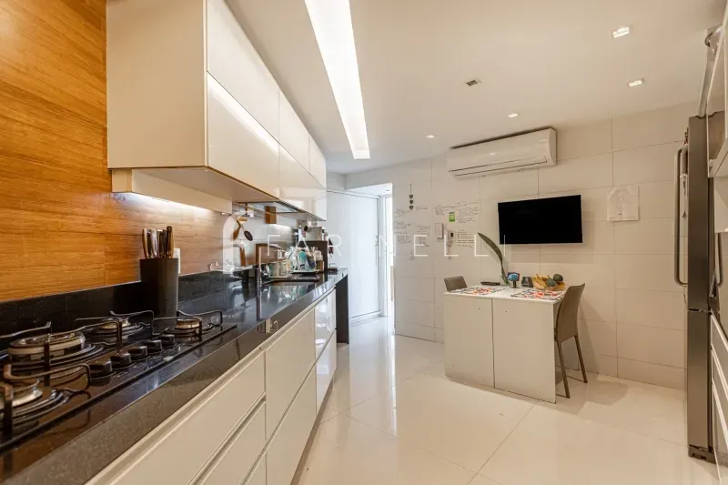 Furnished apartment with 4 bedrooms and 5 bathrooms — photo 22