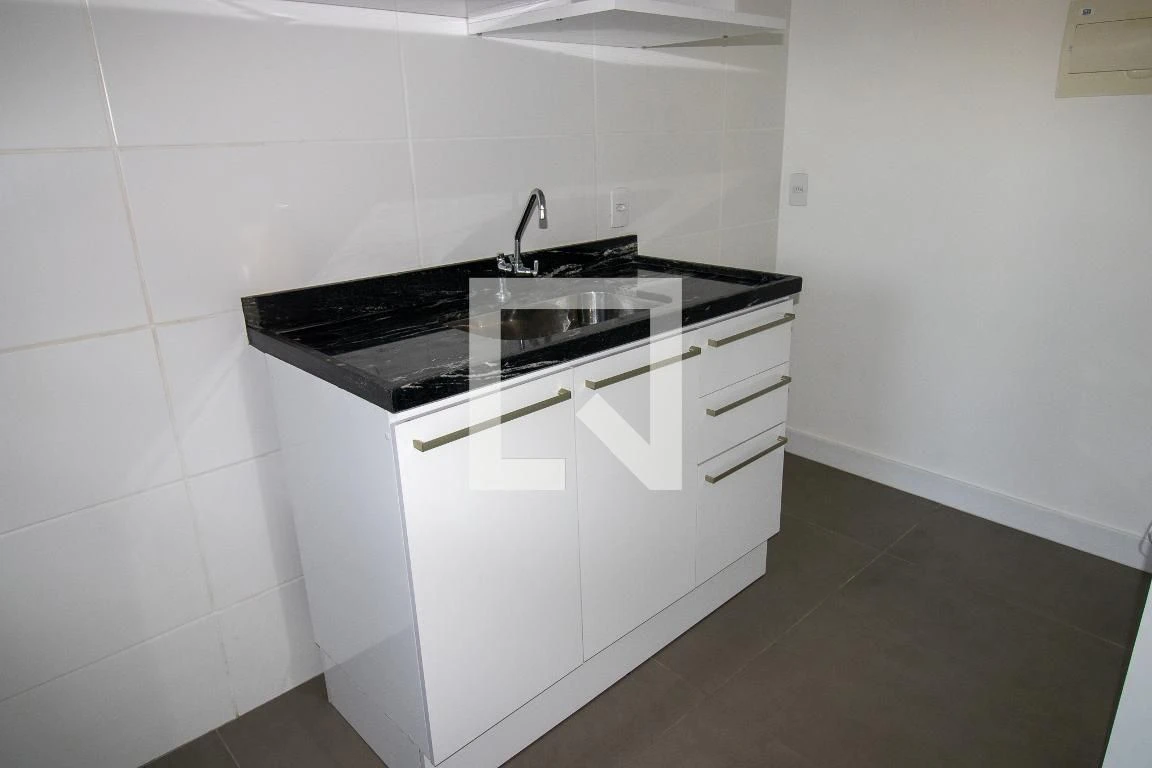 One-bedroom apartment in a building with a gym — photo 11