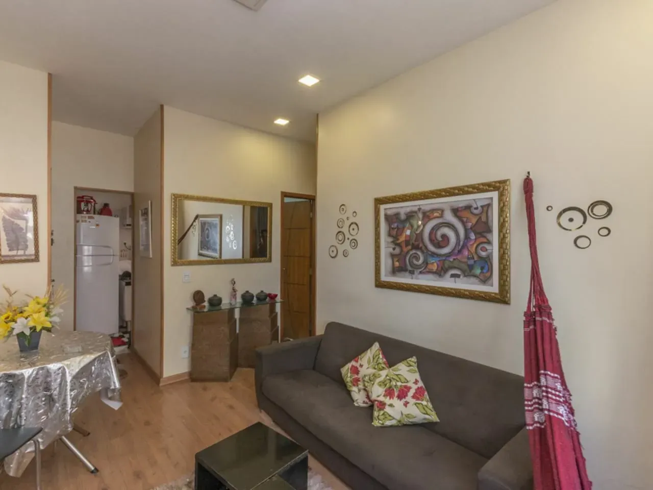 Apartamento mobiliado com 2 quartos e cozinha compacta