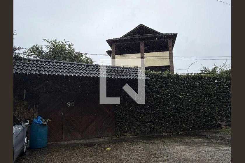 Balcony with a grill in a one-bedroom house, 75 m² — photo 31