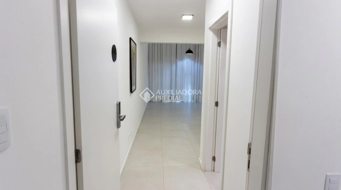 One-bedroom apartment with a mountain view in Florianópolis — photo 15