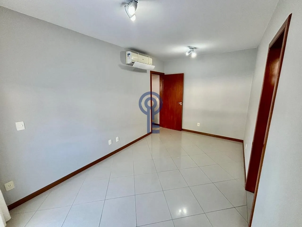 2-bedroom apartment in a building with a gym — photo 16
