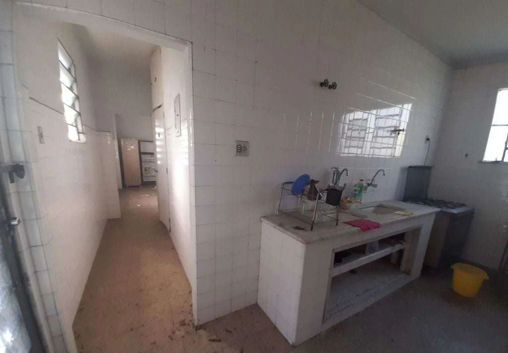 Casa mobiliada com 4 quartos e cozinha com fogão a gás — photo 10