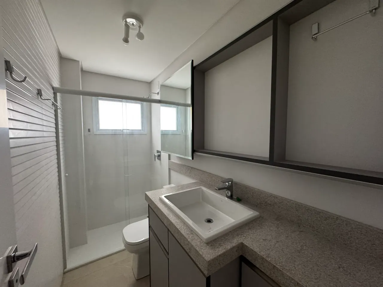 Furnished 2-bedroom apartment with open-plan kitchen — photo 13