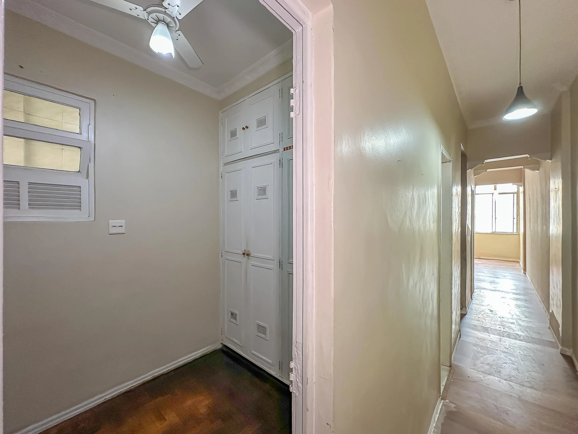 Wood or laminate floors in a one-bedroom apartment, 62 m² — photo 38