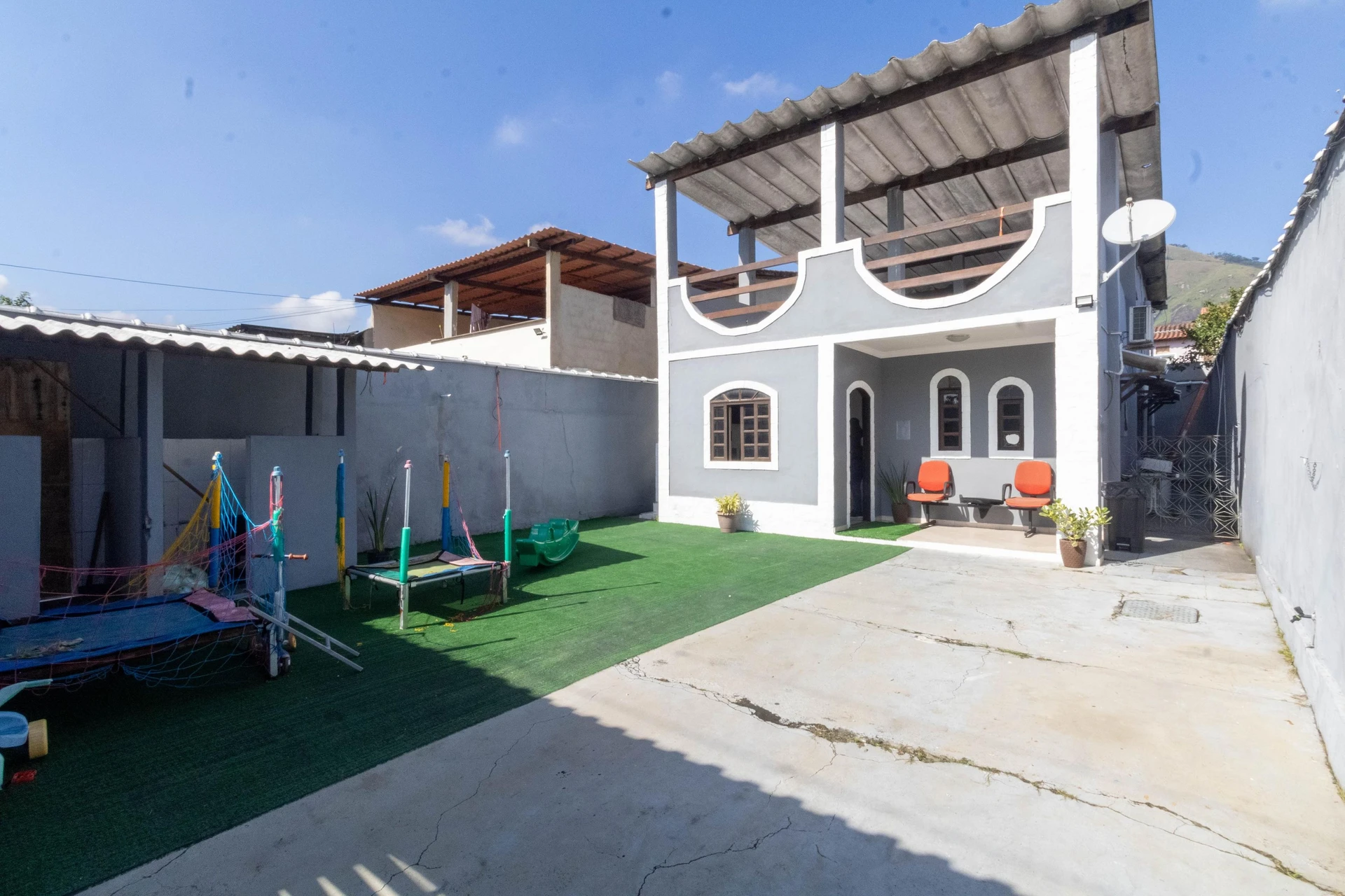House with 3 bedrooms and a separate kitchen with gas stove — photo 4