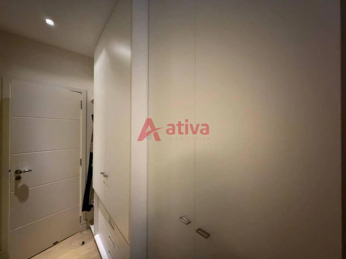 4-bedroom apartment with a glass-enclosed balcony — photo 24