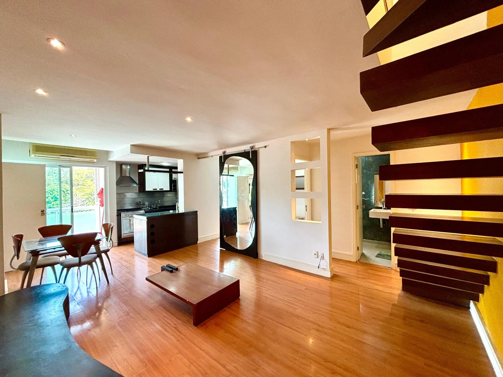 Панорамные окна и 2 спальни: квартира 180 м² — photo 13