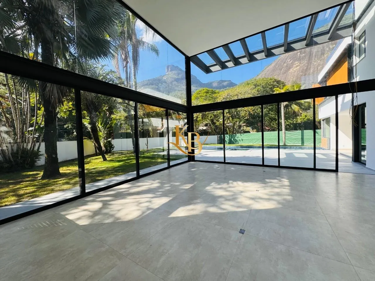 Casa com 5 quartos e área de piscina ao ar livre — photo 17