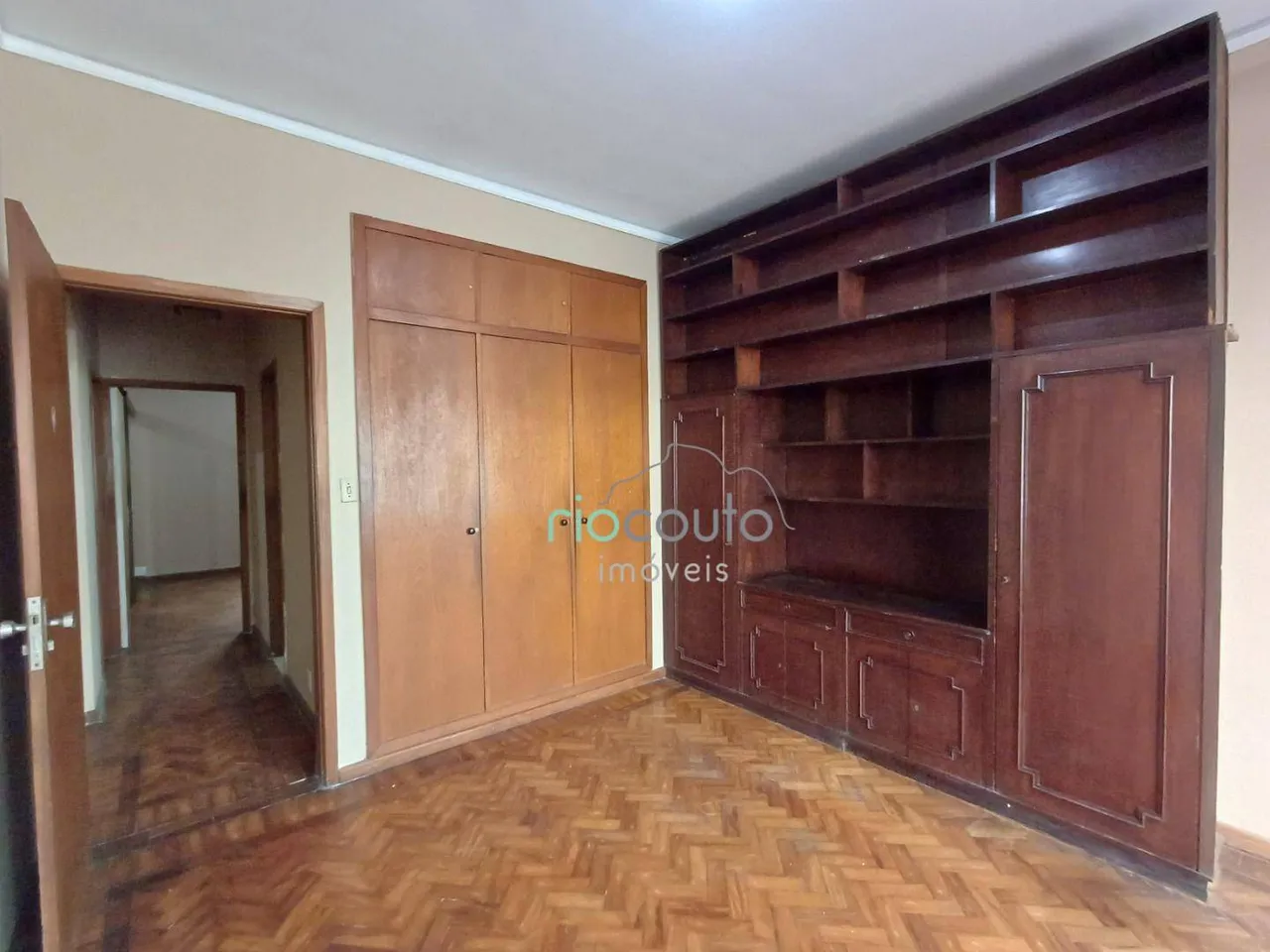 Apartamento com 3 dormitórios e piso de madeira — photo 7