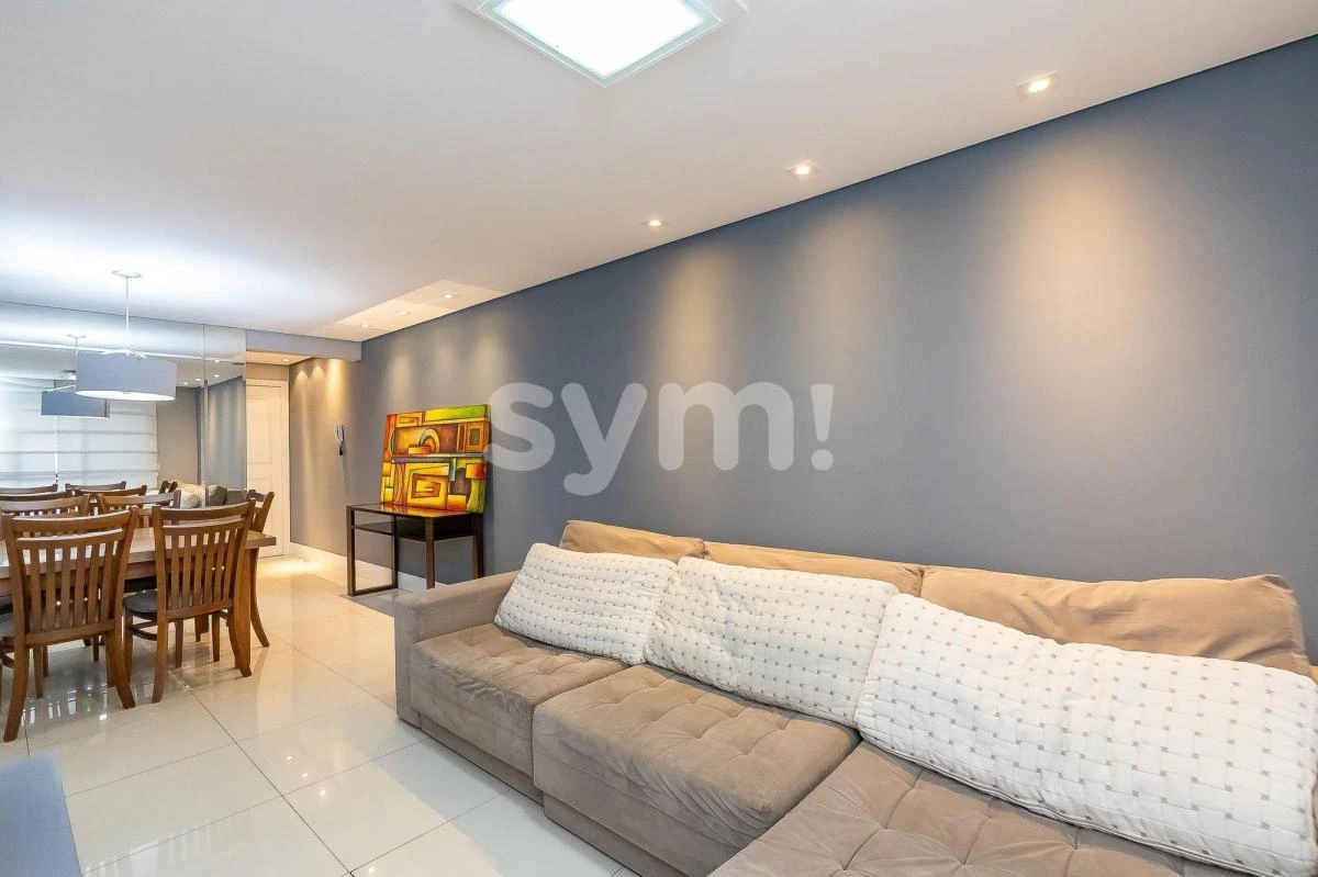 Glass-enclosed balcony in a 3-bedroom apartment, 98 m² — photo 9