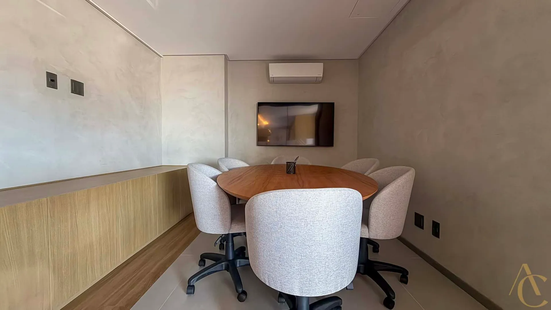 Glass-enclosed balcony in a 2-bedroom apartment, 69 m² — photo 50