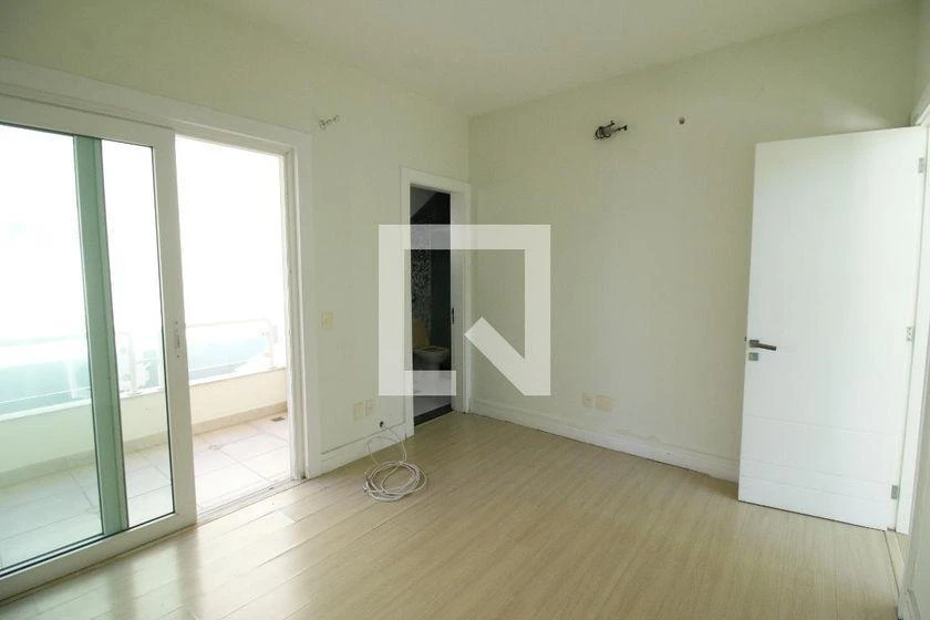 House with 4 en-suite bedrooms and 597 m², 4 parking — photo 43