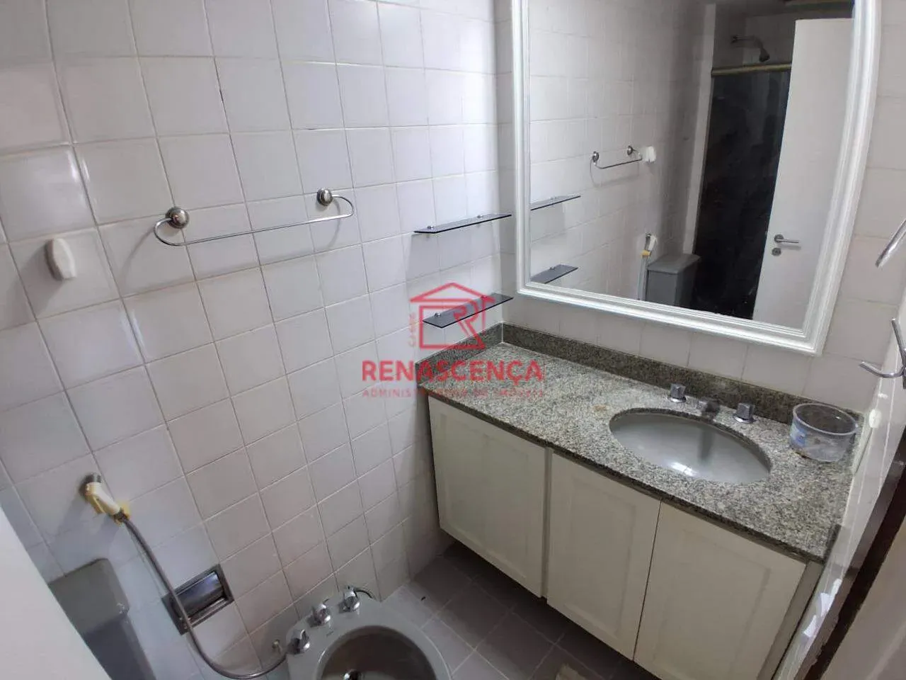 Apartamento sem mobília com 3 quartos, piso de madeira — photo 23