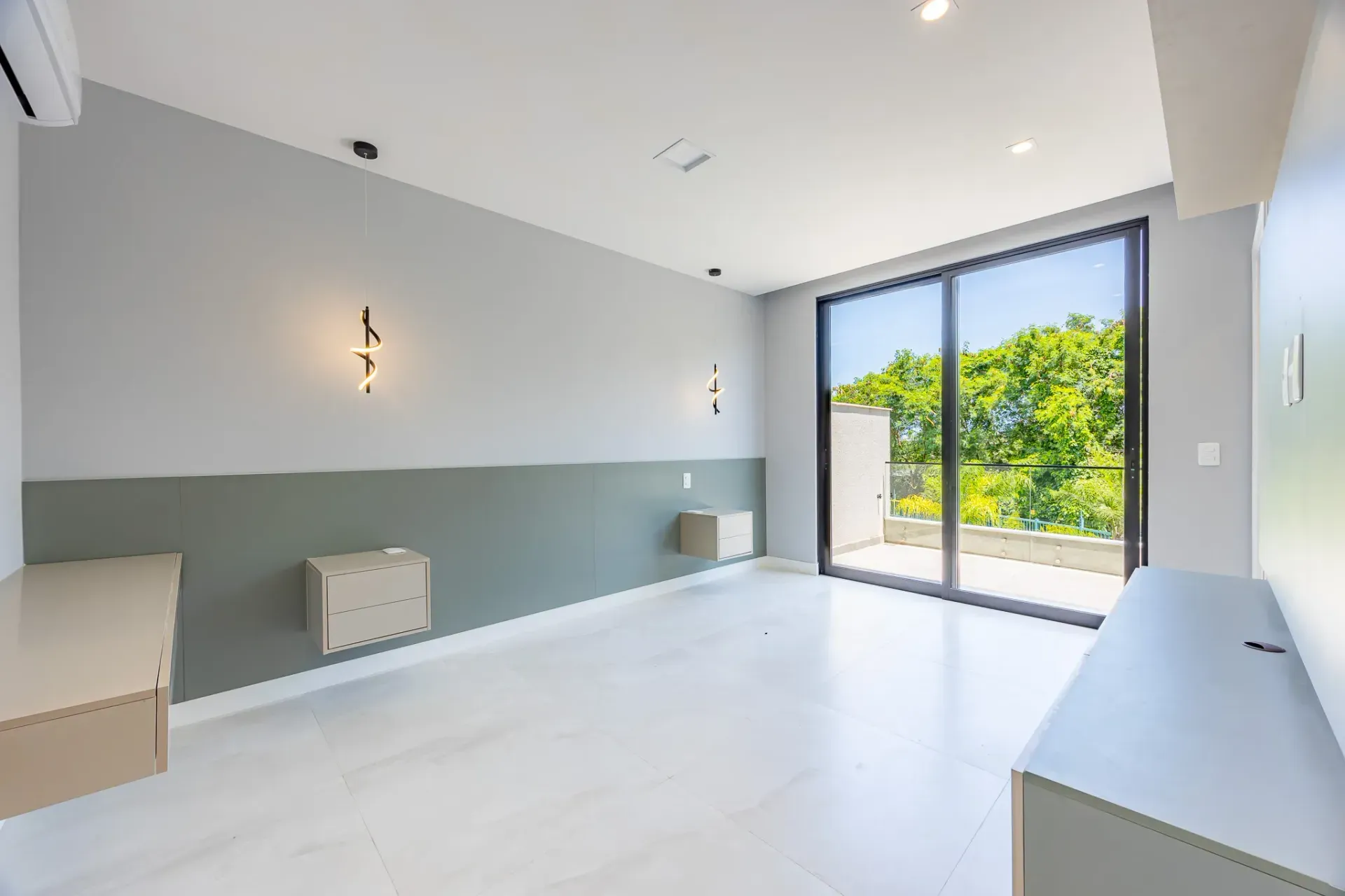 Furnished house with 5 suites and floor-to-ceiling windows — photo 11