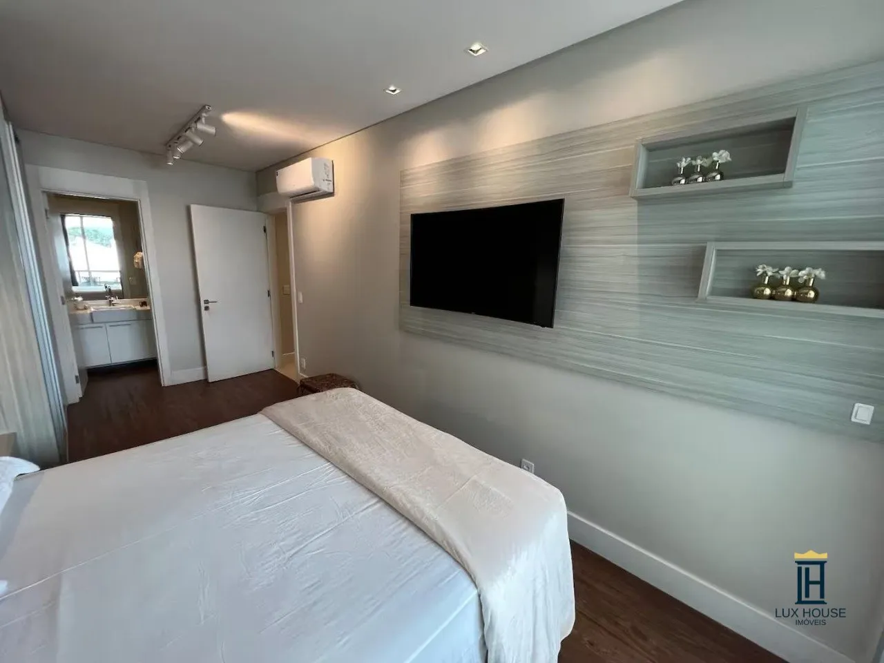 Furnished 2-bedroom apartment with suite and 2 parking — photo 13