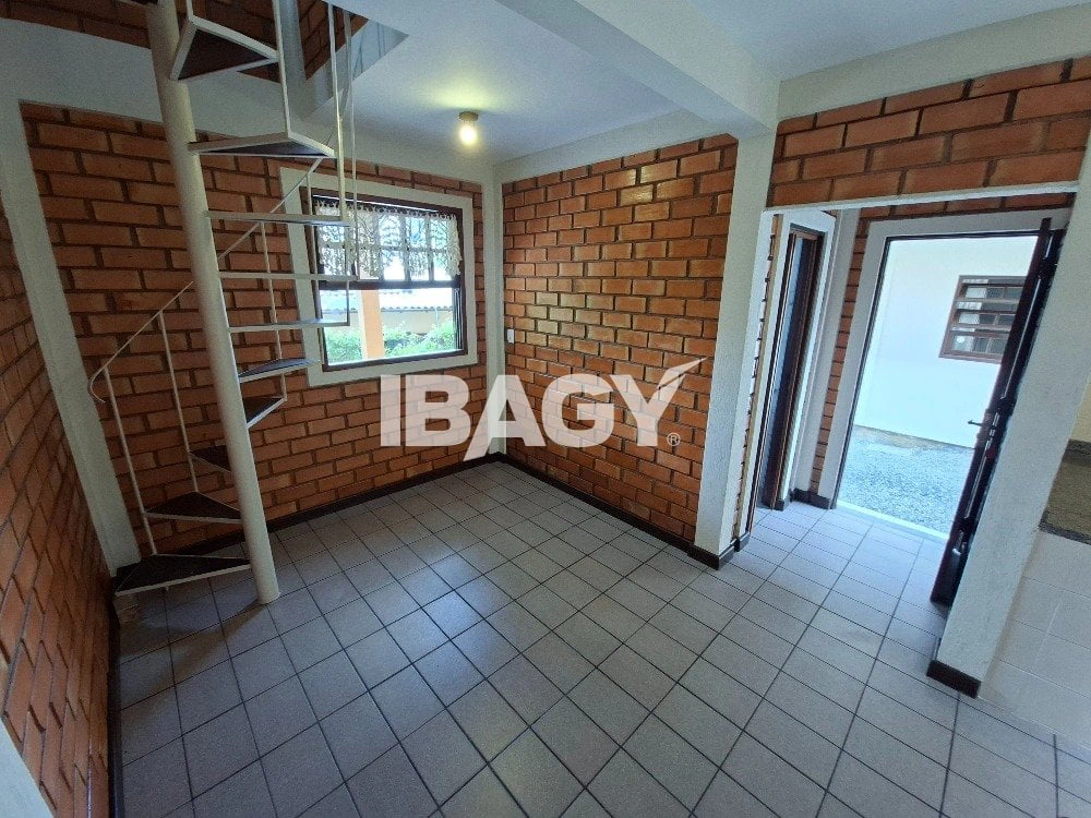 House with 3 bedrooms and a dedicated laundry area — photo 9