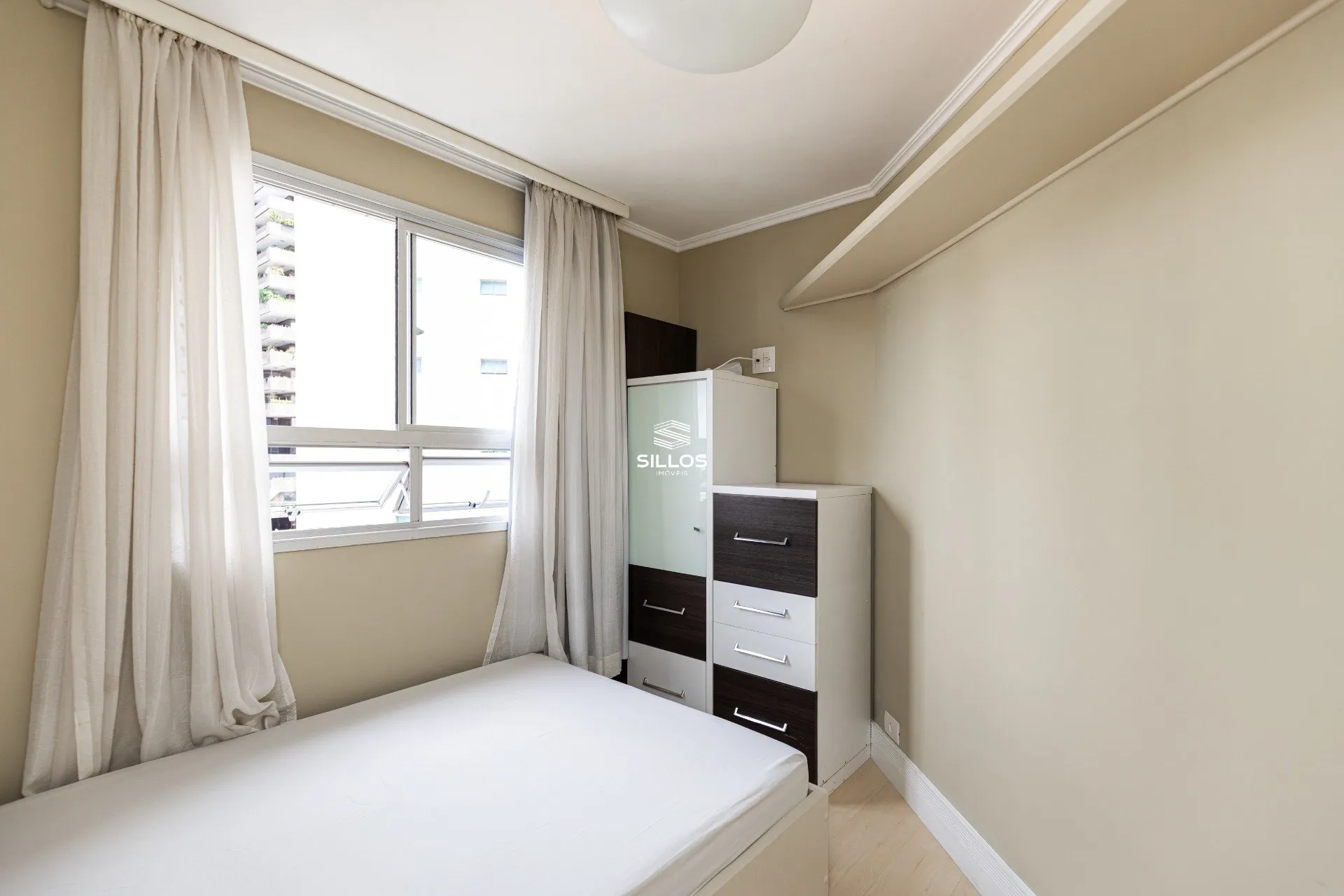 121 m² apartment with a glass-enclosed balcony and a bathtub — photo 13