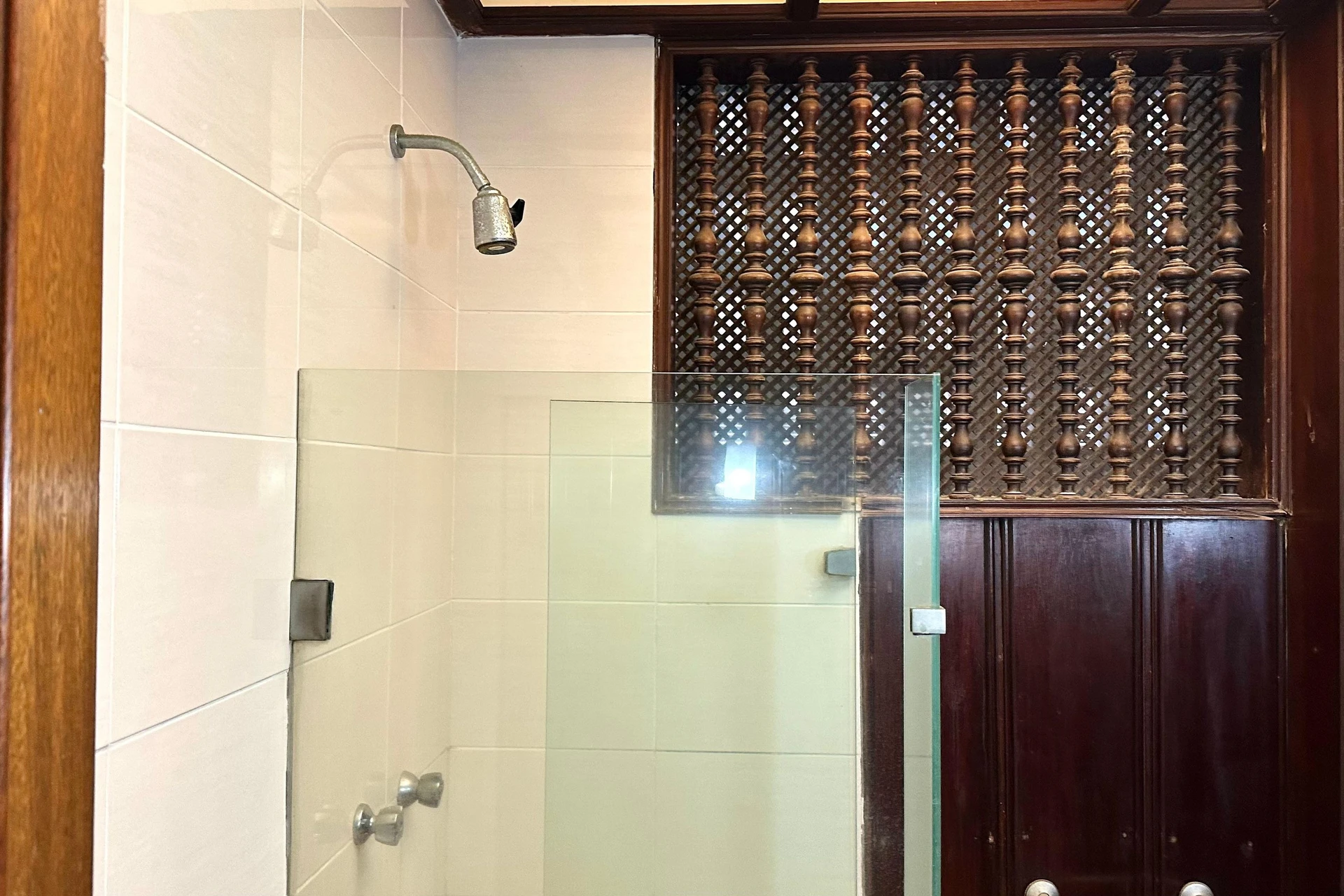 Bathtub in a 4-bedroom apartment, 290 m² — photo 55