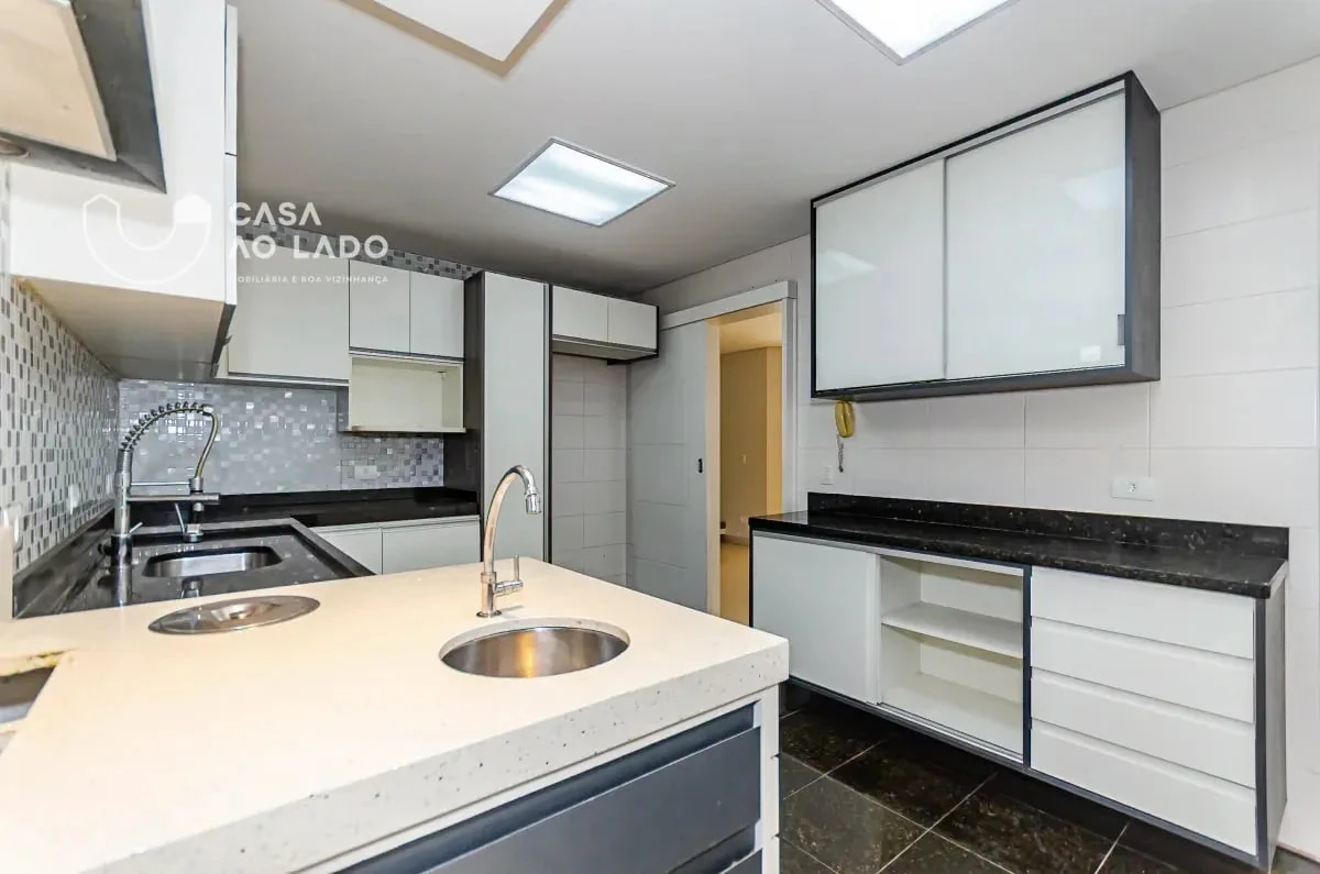 Balcony with a grill in a 3-bedroom house, 264 m² — photo 7