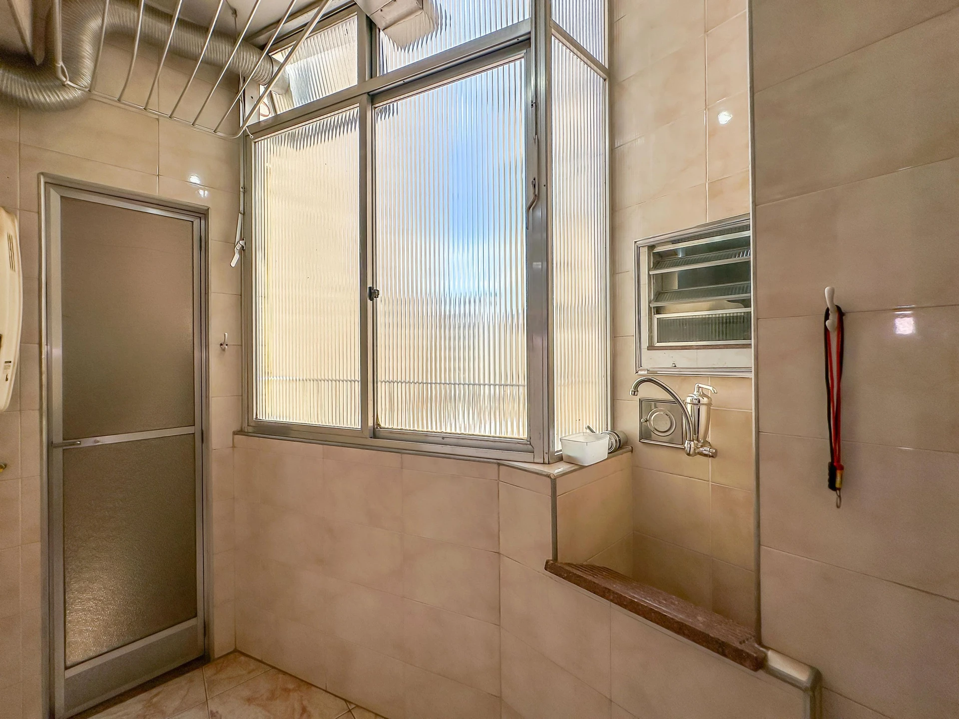 140 m² apartment with a jacuzzi and a bathtub — photo 5