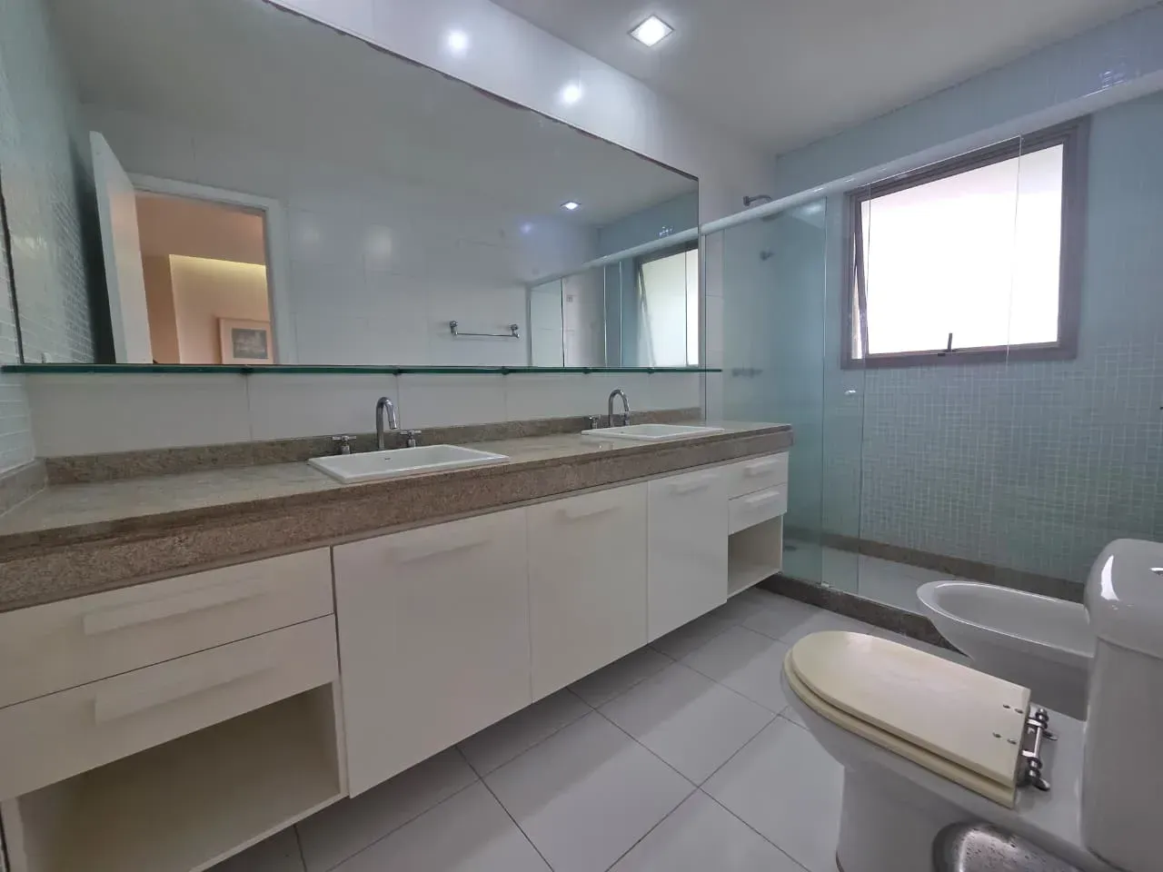 4-bedroom apartment with an enclosed gourmet balcony — photo 32