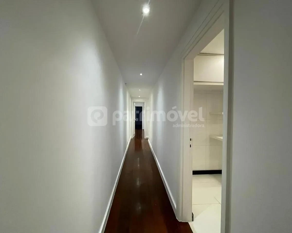 271 m² apartment with an enclosed balcony — photo 6