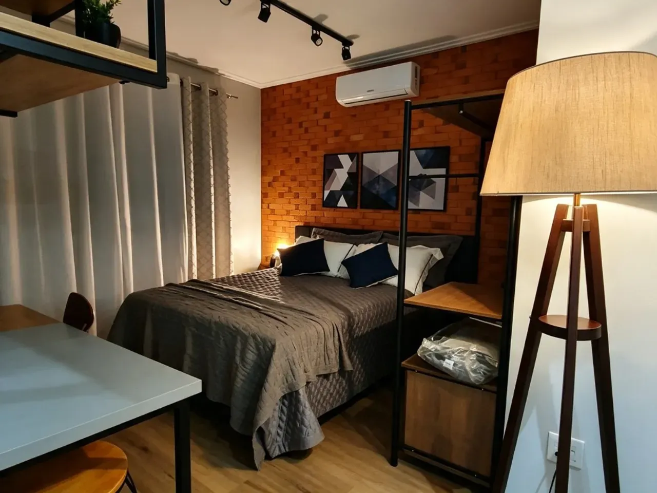 Estudio amueblado con estilo industrial y cocina abierta — photo 9