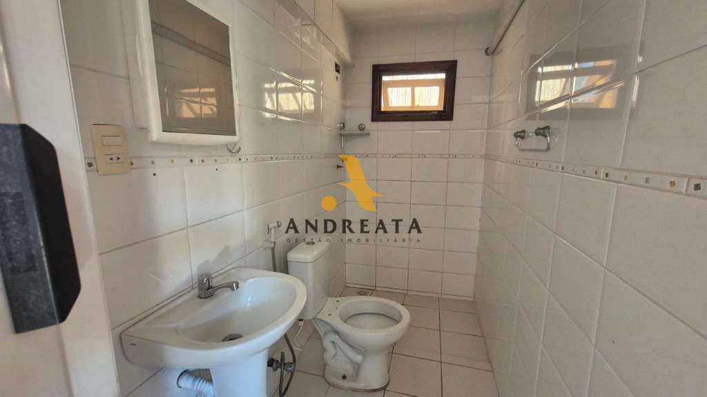 Unfurnished 4-bedroom house with private garden, 400 m²