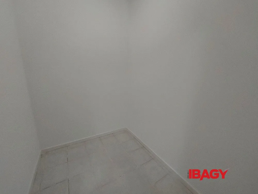 4-bedroom apartment with 2 en-suite baths and enclosed kitchen — photo 31