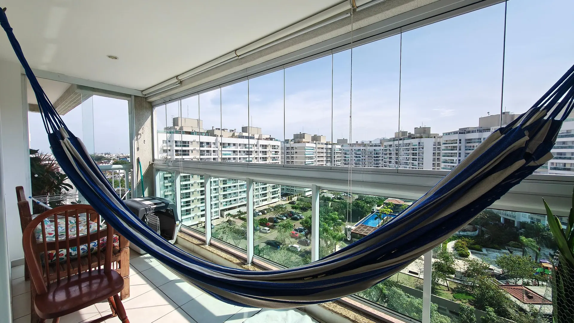 Glass-enclosed balcony in a 3-bedroom apartment, 85 m²