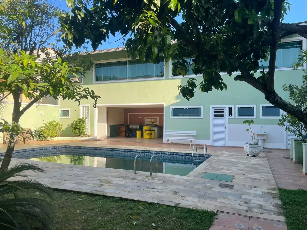 House with 4 bedrooms and 5 bathrooms, floor-to-ceiling windows — photo 12