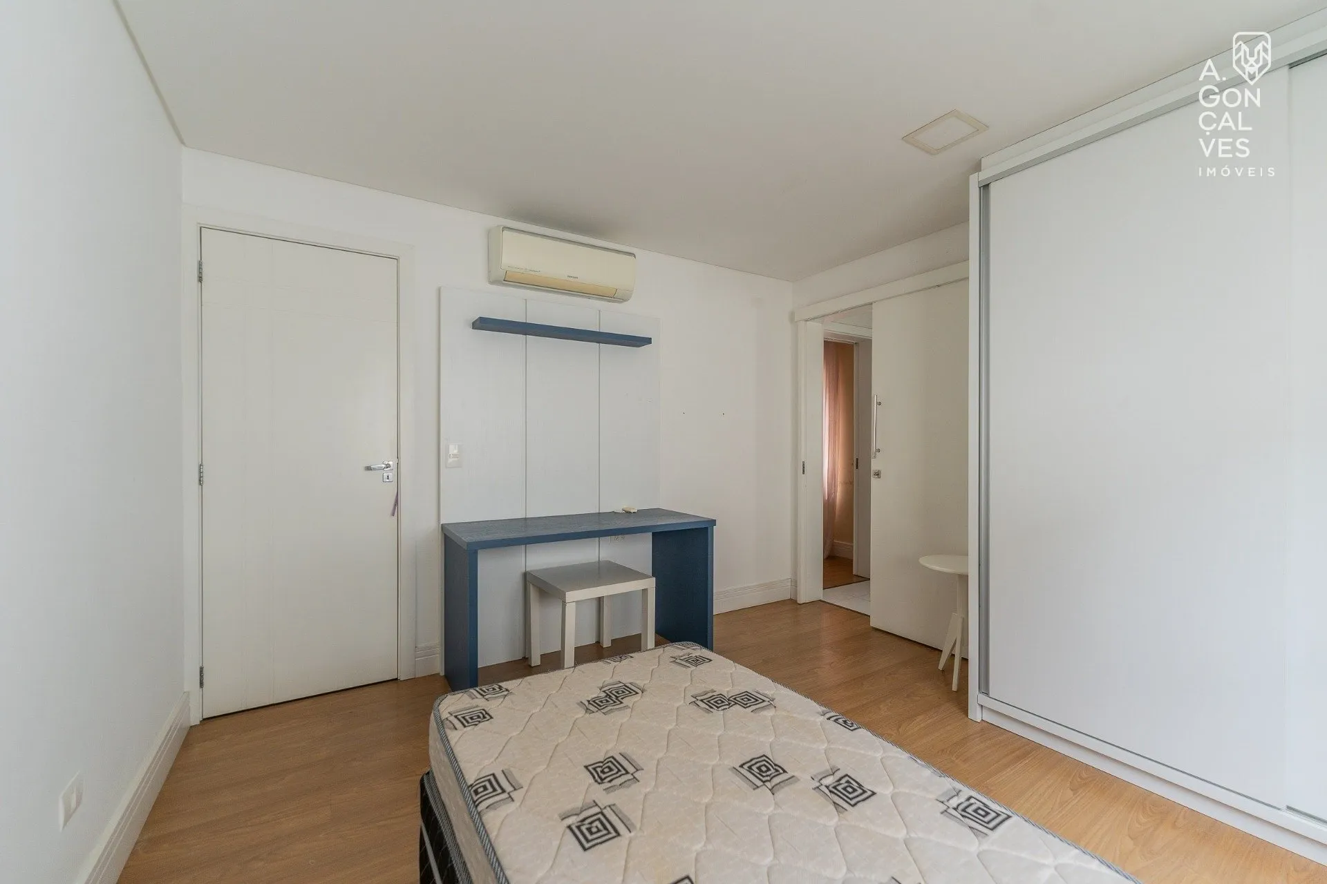 Furnished 4-bedroom house with hot tub and 4 parking spots — photo 23