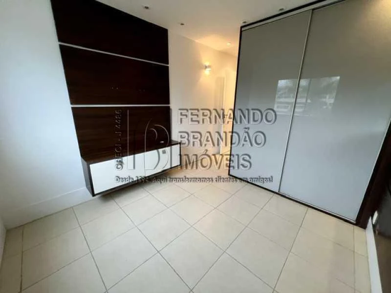 Glass-enclosed balcony in a 3-bedroom apartment, 91 m² — photo 14
