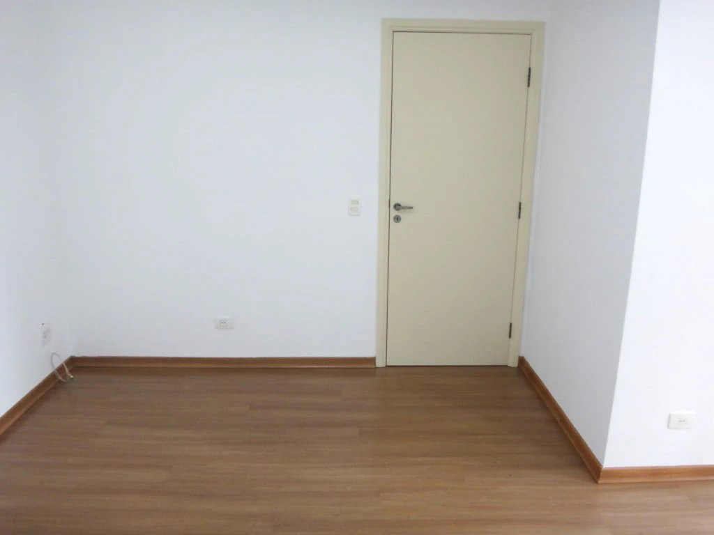 3-bedroom apartment with wood or laminate floors — photo 20