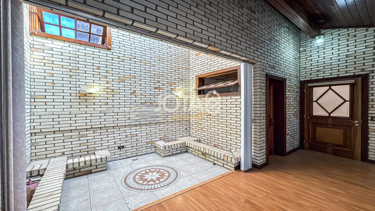532 m² house with a built-in balcony grill — photo 16