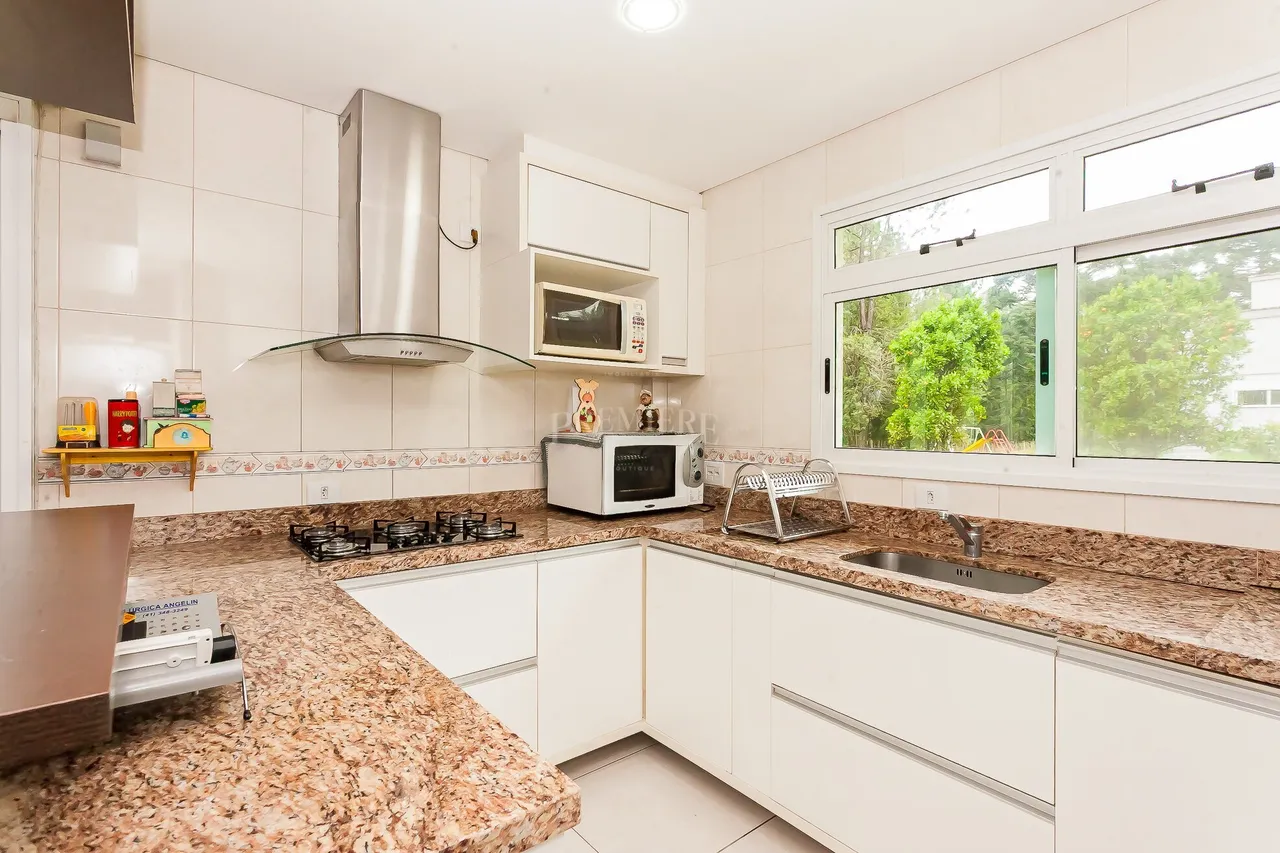 House with 4 bedrooms, 1 en-suite, 4 bathrooms — photo 10