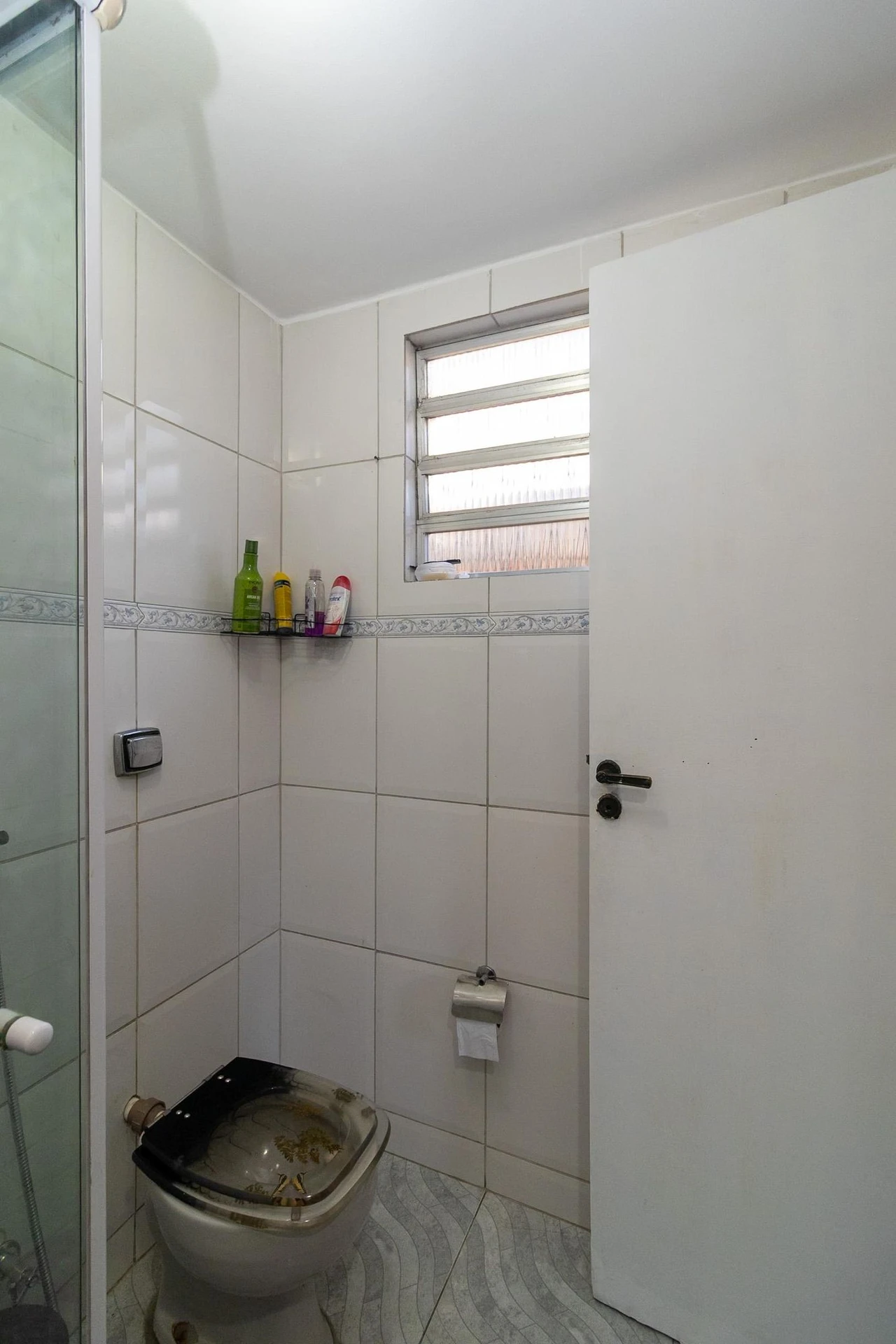 Furnished 4-bedroom apartment with balcony and desk area — photo 39