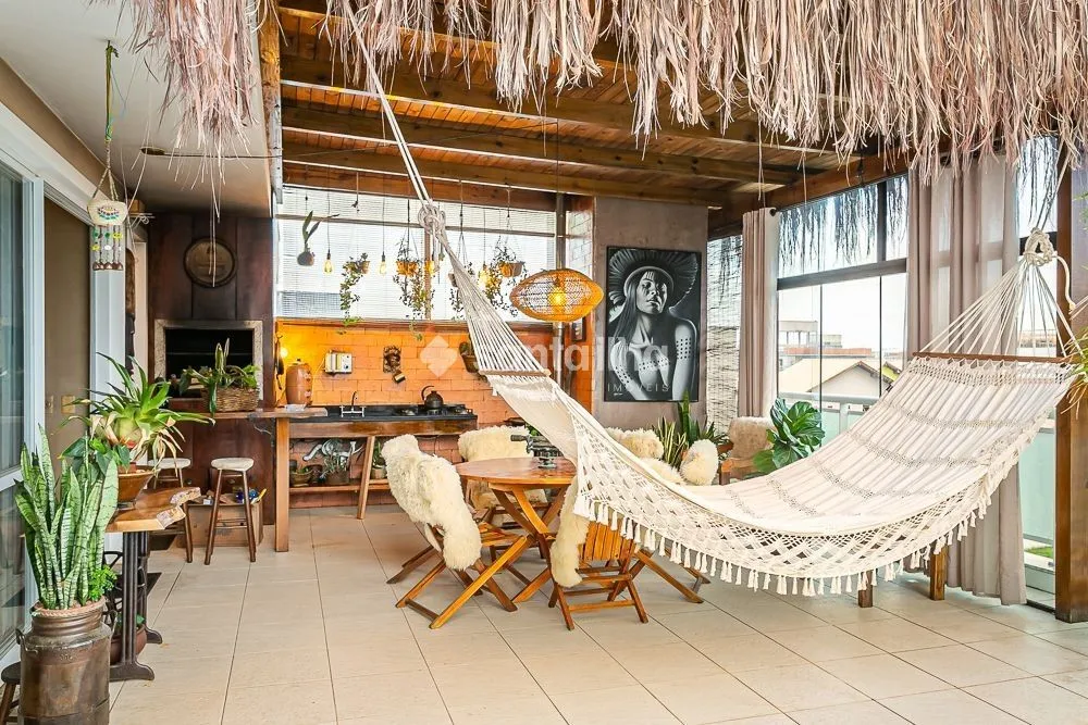 Furnished penthouse with 2 en-suite bedrooms