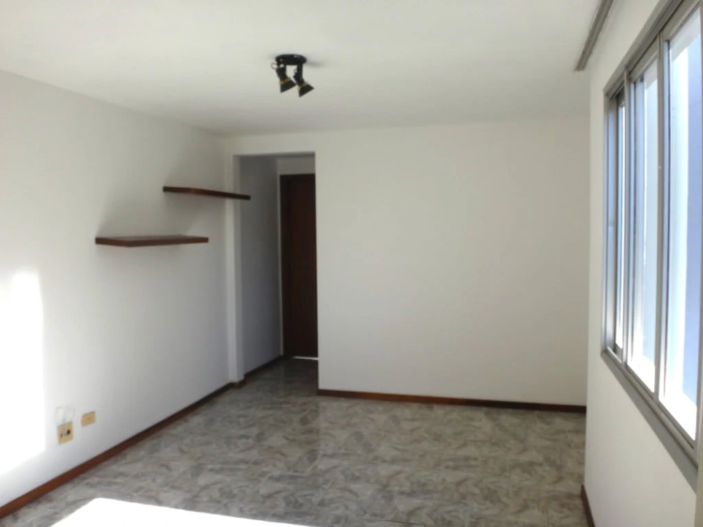 Balcony with a grill in a one-bedroom apartment, 72 m² — photo 7